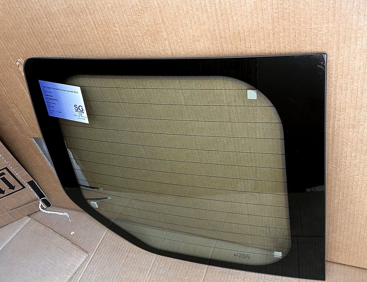 Lunetă Ford Transit Connect cu rezistență de încălzire, așezată pe ambalaj