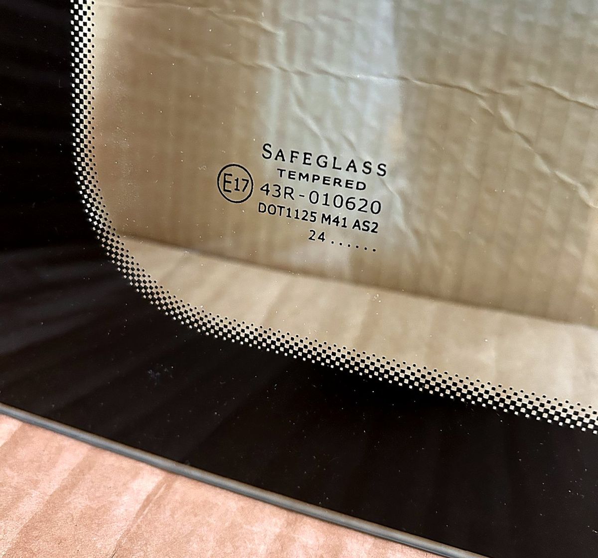 Marcaj de omologare E17 43R gravat pe geamul securizat Safeglass